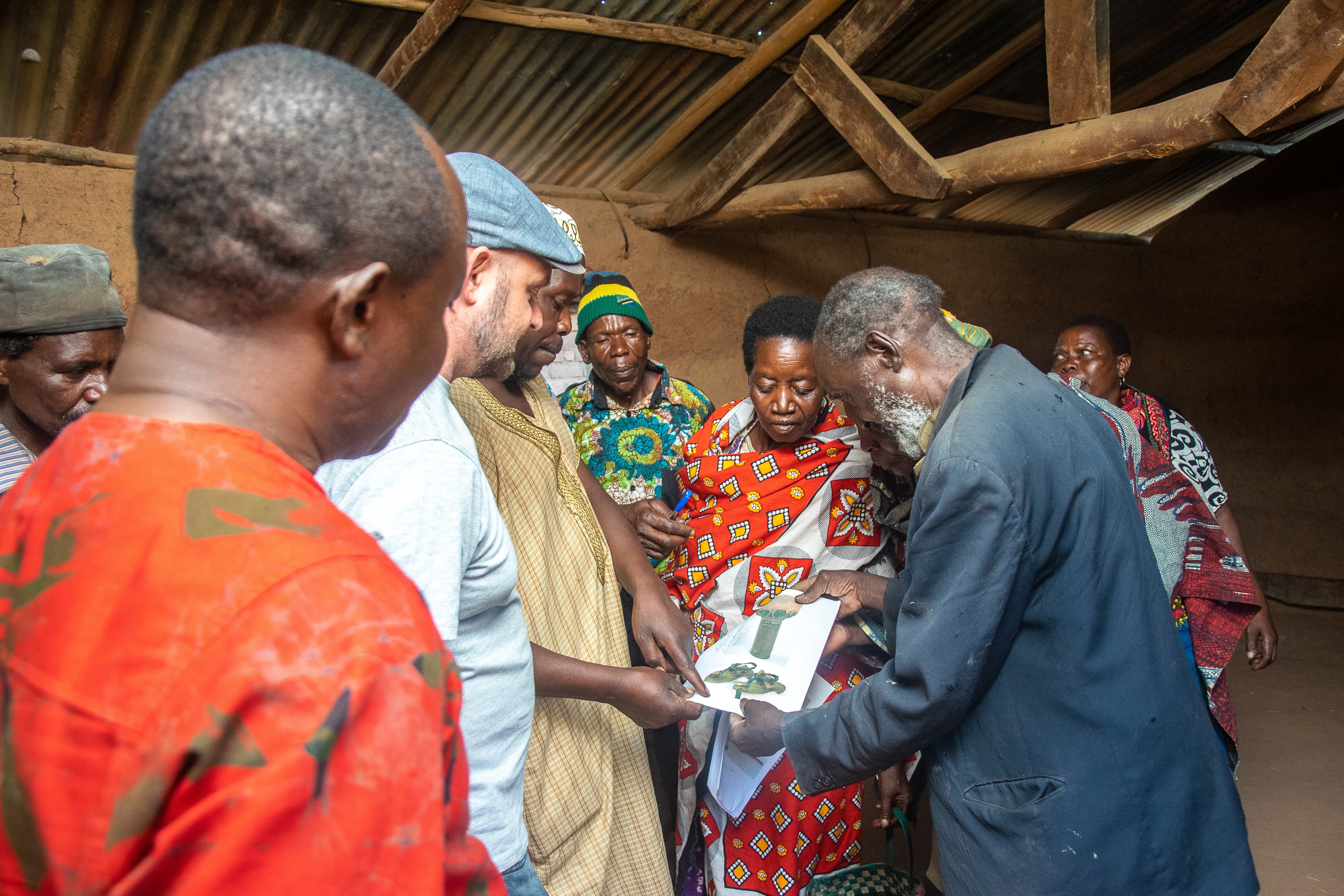 Varios miembros de una comunidad en Tanzania identifican artefactos ubicados en museos. 