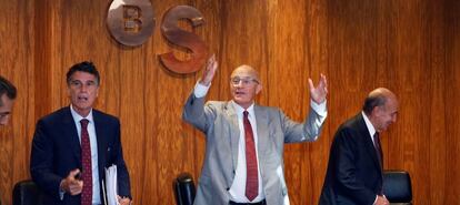 El presidente del Banco Sabadell, Josep Oliu (c), el consejero delegado, Jaume Guardiola (i) y el secretario no consejero, Miquel Roca (d), durante el Consejo de Administración del Sabadell celebrado hoy en Alicante.