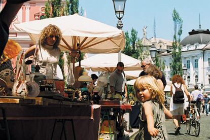 Mercadillo de antigüedades que se celebra los domingos en Cankar Quay, en Liubliana, la capital de Eslovenia.