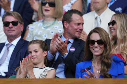 Kate Middleton, con su hija Carlota, durante la final masculina de Wimbledon, el duelo Sinner-Alcaraz. En su vestido luce el lazo los miembros del All England Club.