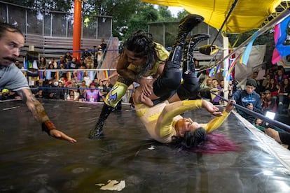 Dos luchadoras en el ring del Coliseo Morelos, en Ciudad de México, el 9 de agosto.
