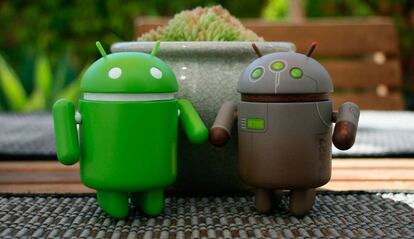 Dos robots Android