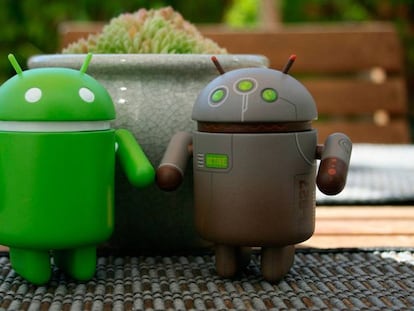 Dos robots Android