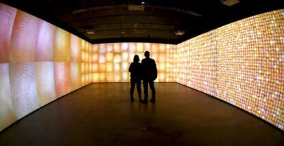 La obra 'Índice de corazonadas' reúne en un panel luminoso huellas dactilares.