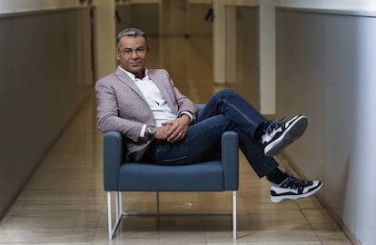Jorge Javier Vázquez este miércoles, durante un descanso de 'Sálvame', en uno de los pasillos de la sede de Telecinco en Fuencarral (Madrid)
