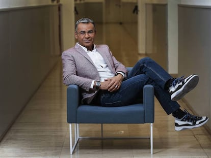 Jorge Javier Vázquez este miércoles, durante un descanso de 'Sálvame', en uno de los pasillos de la sede de Telecinco en Fuencarral (Madrid)