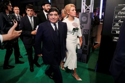 Diego Armando Maradona y su pareja Rocio Oliva, a su llegada a la gala.