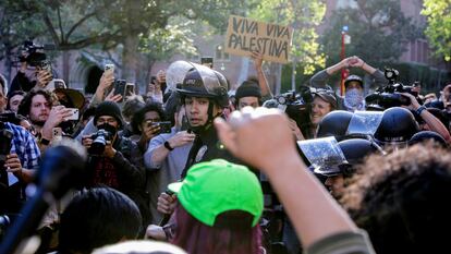 LAPD rodea a estudiantes que protestan en apoyo de los palestinos en un campamento en la Universidad del Sur de California.