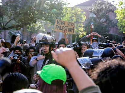 LAPD rodea a estudiantes que protestan en apoyo de los palestinos en un campamento en la Universidad del Sur de California.