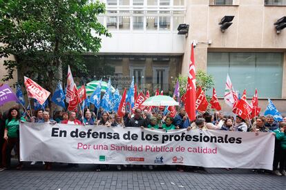 Médicos durante una protesta frente a la Consejería de Sanidad, a 26 de mayo de 2023, en Madrid.