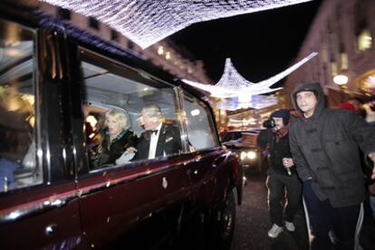 Jóvenes manifestantes rodean el Rolls Royce del príncipe de Gales y su esposa, la duquesa de Corcualles, en Regent Street, en el centro de Londres, la tarde del 9 de diciembre. La duquesa fue golpeada.