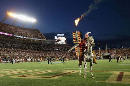 Mascotas de Osceola y Renegade de los Florida State Seminoles se ven en el campo antes del partido contra los rebeldes de Mississippi en el estadio Camping Word de Orlando, Florida (EE.UU).