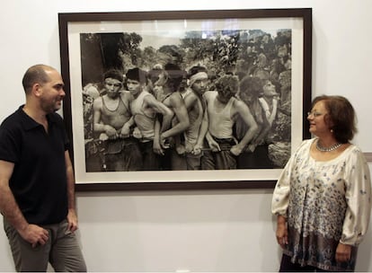 Los fotógrafas Rafael Trobat y Cristiana García Rodero, en Almería.