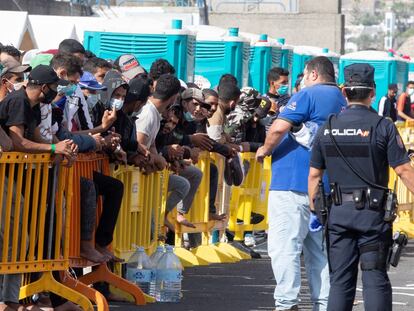 Un grupo de inmigrantes en el muelle de Arguineguín (Gran Canaria) en noviembre de 2020.