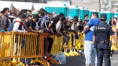 Un grupo de inmigrantes en el muelle de Arguineguín (Gran Canaria) en noviembre de 2020.