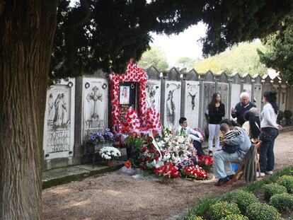 Flores y familia en el cementerio