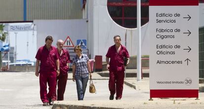 Un grupo de trabajadores a la salida de la planta gaditana de Altadis.