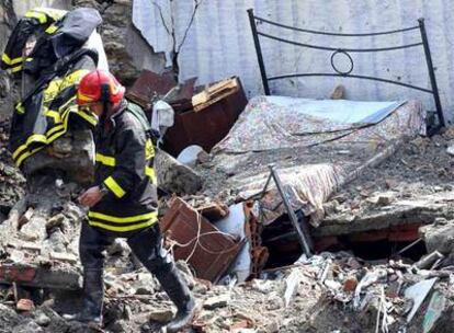 Un bombero, en la población siciliana de Gampilieri.