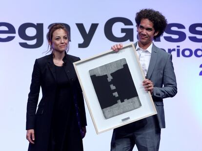 El fotógrafo Yander Zamora recibe el premio a la Mejor Fotografía de manos de la actriz y cantante Leonor Watling.