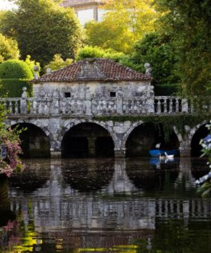 Estanque y puente en el jardín del pazo de Oca, en A Estrada (Pontevedra).