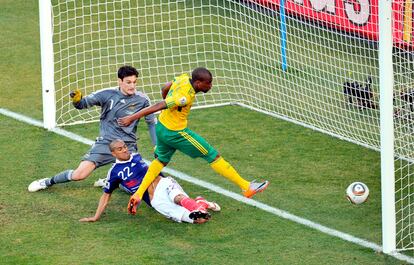 El jugador sudafricano Katlego Mphela marca el 2-0 ante el portero francés Hugo Llorisy el defensa francés Gael Clichy.