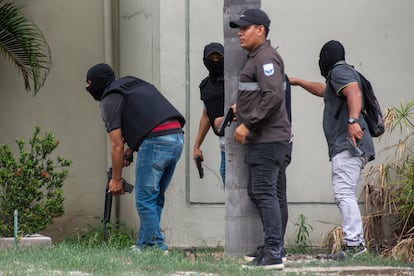 Elementos de la policía de Guayaquil actúan en respuesta a un ataque al canal TC Televisión, cuando un grupo de encapuchados armados irrumpió en la emisión en directo con armas y explosivos, este martes.

