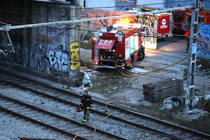 Bomberos en las vías bajo la calle Pamplona, cerca del punto donde se ha originado el fuego.