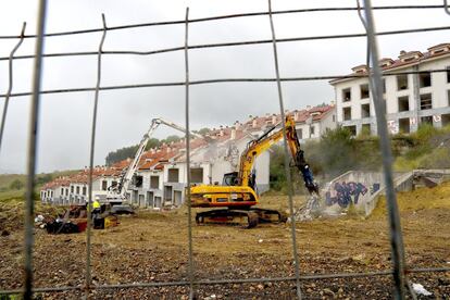 Se gastará un millón de euros en derruir los edificios y 2,7 millones en “dejar la ladera lo más acondicionada posible”, dice la alcaldesa.