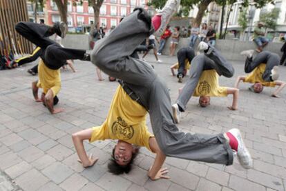 Alumnos practicando la <i>capoeira</i> en la plaza de Tirso de Molina.