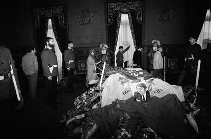 Capilla ardiente del político Enrique Casas, del Partido Socialista de Euskadi (PSE), en la Diputación Foral de Gipuzkoa, San Sebastián, 1984. Casas fue asesinado en su casa de San Sebastián el 23 de febrero de 1984 por los Comandos Autónomos Anticapitalistas, escisión de la banda terrorista ETA.