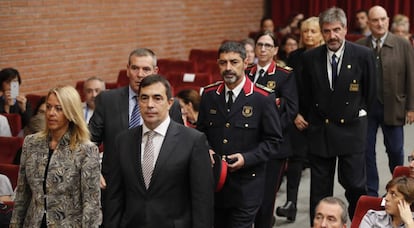 Josep Lluís Trapero (centre, d'uniforme), en un acte el dia 20.