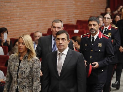 Josep Lluís Trapero (centre, d'uniforme), en un acte el dia 20.