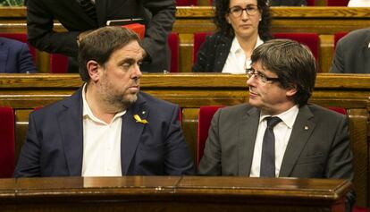 Oriol Junqueras y Carles Puigdemont, en el Parlamento catalán.