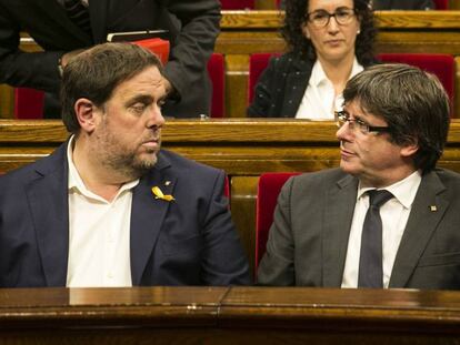 Oriol Junqueras y Carles Puigdemont, en el Parlamento catalán.