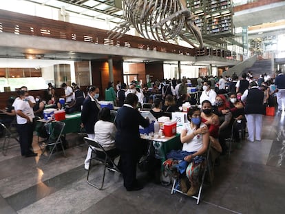 Jornada de vacunación de profesores en mayo de 2021, en la Biblioteca Vasconcelos de Ciudad de México.