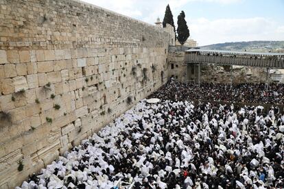 Vista general que muestra a un grupo de fieles judíos que participan en una bendición sacerdotal durante la festividad judía de la Pascua en el Muro Occidental, el lugar de oración más sagrado del judaísmo, en la Ciudad Vieja de Jerusalén, el 22 de abril de 2019.