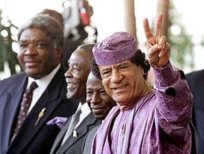 El presidente libio, Muammar el Gaddafi (derecha), durante la apertura de la primera cumbre de la Unión Africana, ayer, en Durban (Suráfrica).