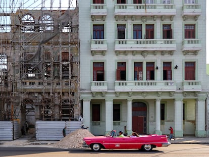 Un coche clásico transita frente a unos edificios, el miércoles 25 de enero de 2023, en La Habana (Cuba).