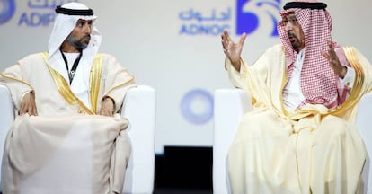 El ministro de Petróleo emiratí, Suhail al Mazrouei (izquierda), y el ministro saudí de Energía e Industria, Khalid Al Falih, en la Conferencia Internacional de Petróleo de Abu Dabi en noviembre. 