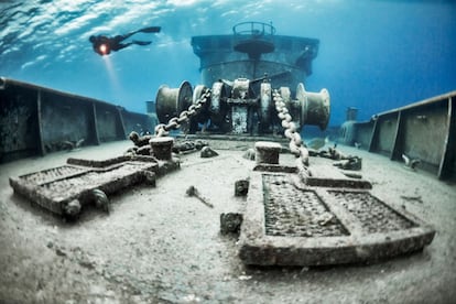 Palacios sumergidos, galeones hundidos y ciudades ancestrales que llevan sumergidas más de dos milenios. Los amantes del submarinismo disponen de un amplio catálogo de maravillas para explorar en mares, océanos y lagos de todo el mundo. Desde el palacio de Cleopatra en Alejandría (Egipto) hasta barcos hundidos en las cálidas aguas de las Islas Caimán (en la foto).