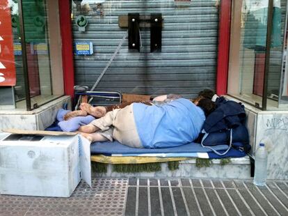 La pareja había sido desahuciada unas semanas antes de que yo les tomase esta fotografía en 2011. Ellos me contaron, una semana después, que habían perdido la vivienda porque no pudieron seguir pagando la hipoteca. Los dos estaban sin trabajo y habían conseguido mantenerse unos meses con ayuda de familiares y amigos, y recurriendo a la mendicidad. Desde entonces, saltaban de suite en suite por Madrid, aunque tenían pensado abandonar la ciudad. La exclusión social te aboca a una espiral crítica en la que se entremezclan todos los males y que conduce, inexorablemente, a la miseria. “Llega un momento en el que te das cuenta de que estás tan fuera del sistema que sabes que ya no habrá más oportunidades”.