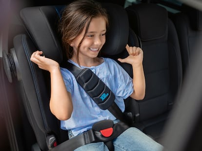 Cuando los niños se acercan a los cuatro años de edad, millones de padres y madres se enfrentan a la elección de una nueva silla de coche.