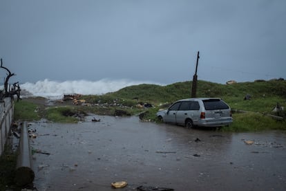 Olas del huracán 'Beryl' rompen en la costa de Kingston, Jamaica, el 3 de julio.