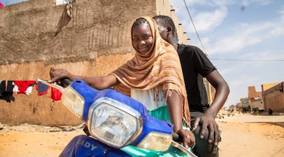 Dos jóvenes mauritanos en una motocicleta.