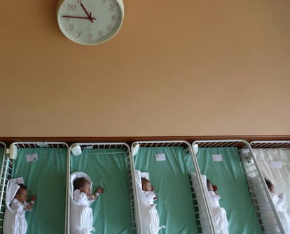 Varios reci&eacute;n nacidos en la maternidad de un hospital.