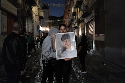 Una chica sostiene una foto de Emanuele Tufano, asesinado con 15 años la semana pasada, durante su funeral.