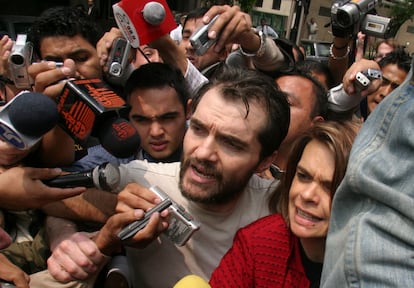 Carlos Ahumada saliendo de un Ministerio Público de Ciudad de México en 2007