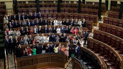 La bancada socialista aplaude la victoria en la moción de censura el pasado 1 de junio.