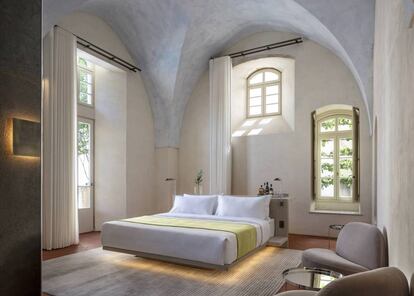 Habitación del hotel The Jaffa, que firma John Pawson en Tel Aviv, un refugio de lujo con capilla y muebles de Cini Boeri ubicado en un antiguo hospital del siglo XIX. Sus dormitorios, que podrían servir para retiros espirituales, vienen equipados con almohadas de plumas y plumón de la cadena Marriott. |