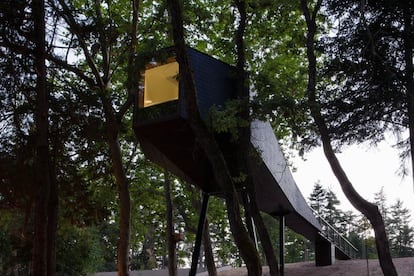 Diseñadas por el arquitecto Luis Rebelo, y construidas en pizarra y madera para su integración en el paisaje, estas casas entre árboles (en realidad están sustentadas por pilares) mantienen los principios de sostenibilidad del complejo ecológico y termal que las acoge, ubicado al norte de Portugal junto a las aguas de Pedras Salgadas, destino balneario desde el siglo XIX. Por ejemplo, evitando la impermeabilización del terreno, empleando materiales autóctonos, reaprovechando las aguas residuales e iluminando con luces LED de bajo consumo. Las cabañas cuentan con baño propio, una pequeña cocina y dos ventanas panorámicas: una orientada al bosque y la otra al cielo, para la observación de estrellas. Precio: entre 210 y 270 euros (dos personas, según la época del año). <a href="http://pedrassalgadaspark.com/pt/" target="_blank">pedrassalgadaspark.com/pt</a>